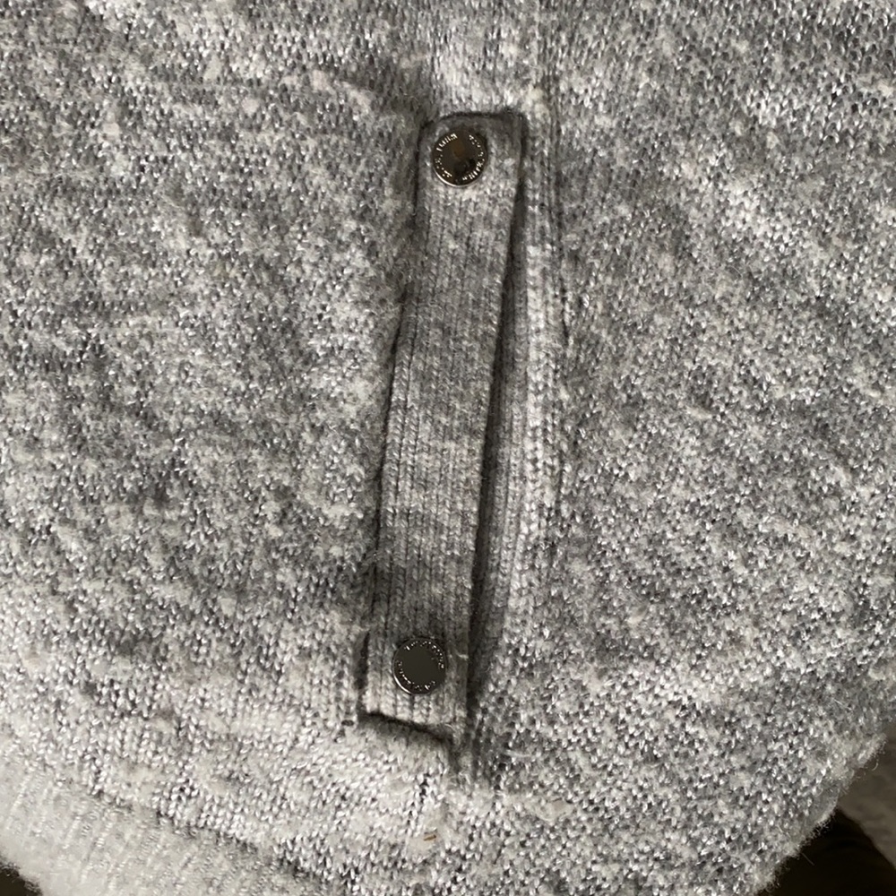 Short Sleeve Sweater With Functioning Pockets! - image 4